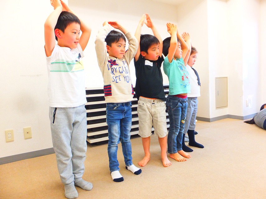 読み書き発表コースの演劇で、身体を使って表現する子どもたち