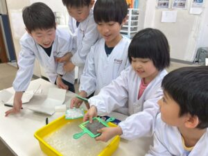 【茗荷谷校】自由実験・手すき体験レポート｜紙パックから紙をつくる｜こどもクリエ塾