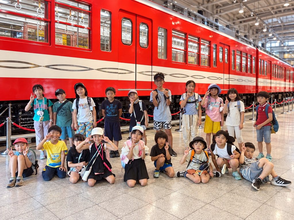 表参道校での夏休み遠足。週に1回は社会見学などを行っている。