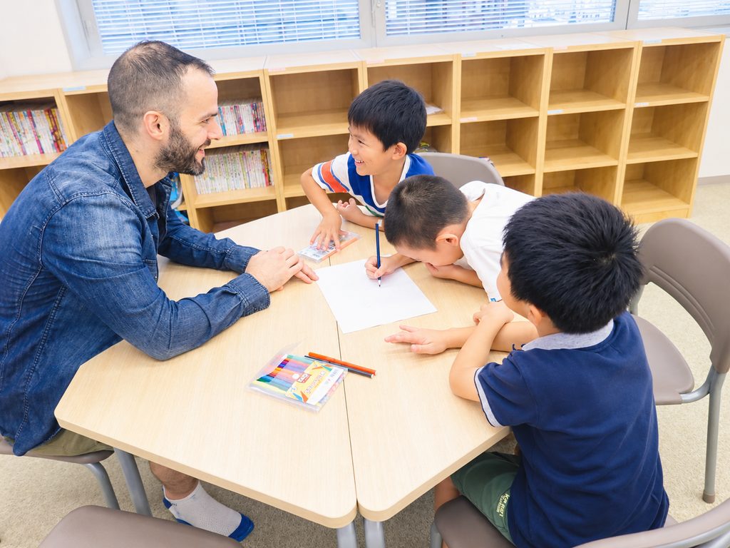青南小学童|放課GO→クラブと併用・送迎・22時まで|表参道校 2 表参道校で毎日行うネイティブ講師との英語セミプライベートレッスン