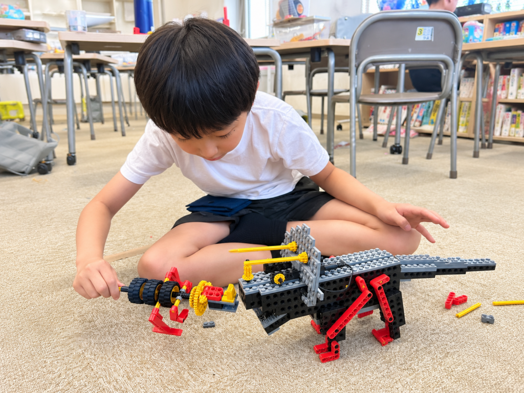 青南小学童|放課GO→クラブと併用・送迎・22時まで|表参道校 7 表参道校のロボット教室。ミドルコースになると、難易度の高いロボットに加えて、プログラミングも学ぶ。